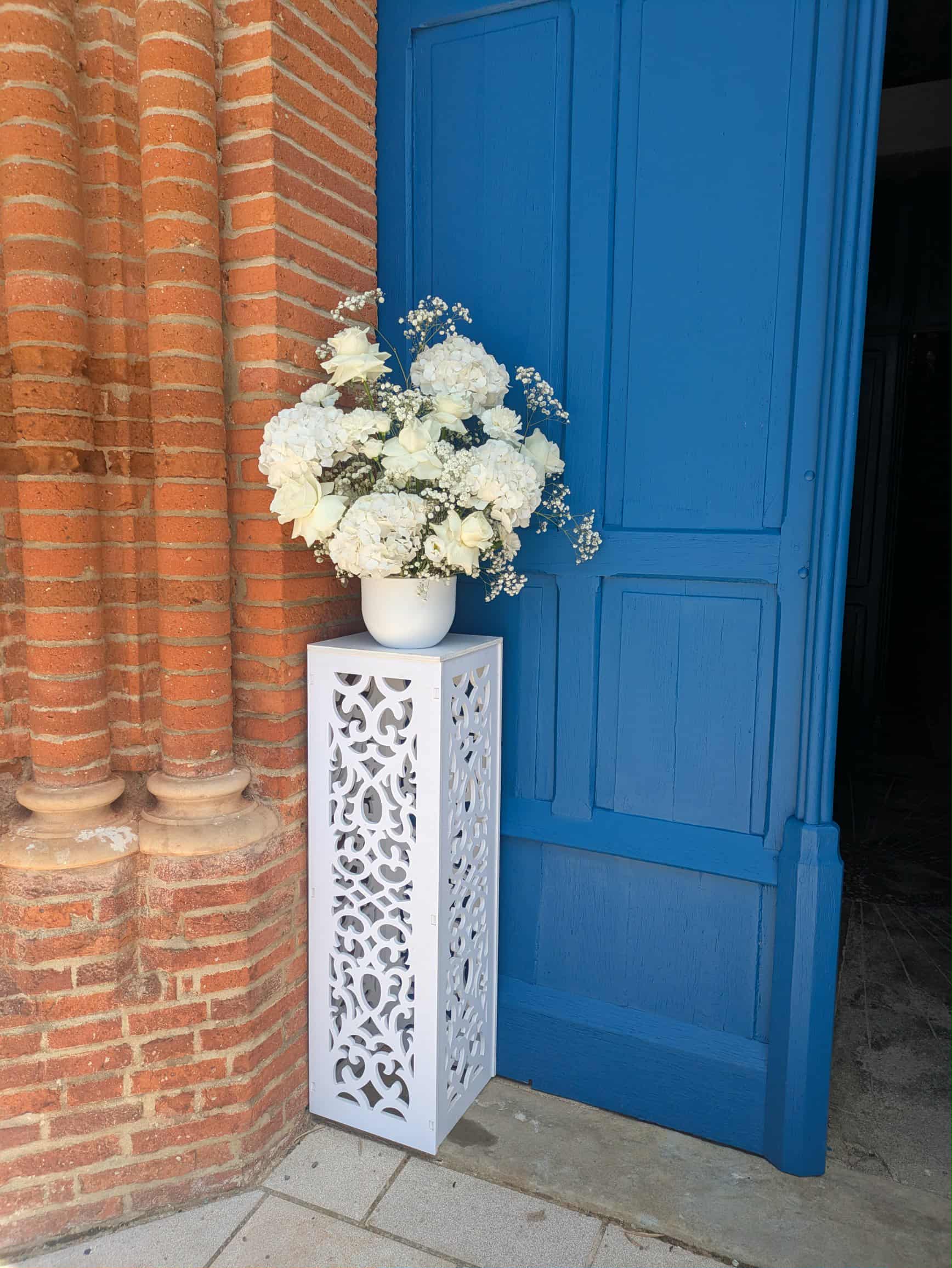 Mariage blanc — composition florale en extérieur